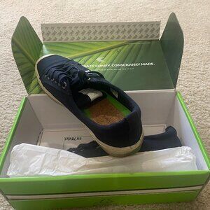 Used Cariuma OCA Low Navy Canvas Sneaker